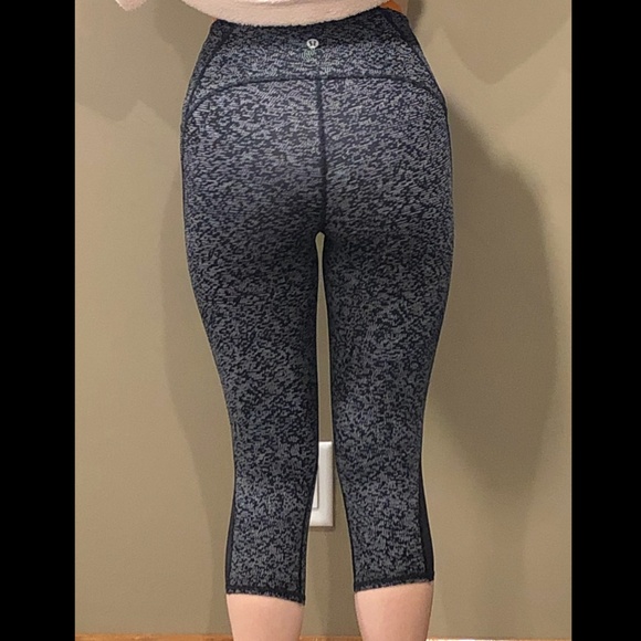 Lulu Lemon Train Times Crop - Picture 2 of 7